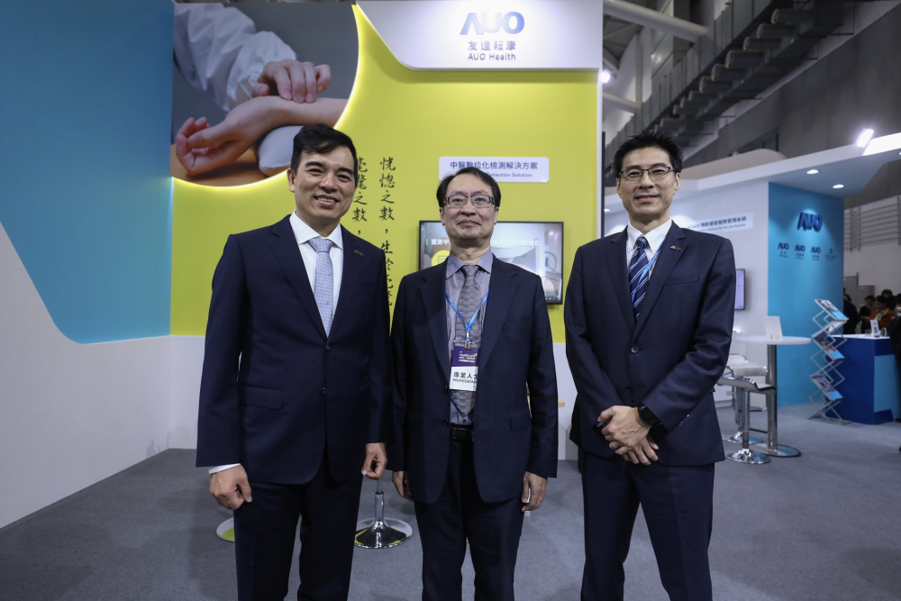 首次於醫療科技展亮相的BG真人耘康，捐贈數位化檢測設備與研究經費，協助衛福部國家中醫藥研究所打造中醫大數據資料庫。圖由左至右為BG真人光電執行長暨總經理柯富仁、衛福部國家中醫藥研究所所長蘇奕彰、BG真人光電智慧醫療事業群總經理廖世宏