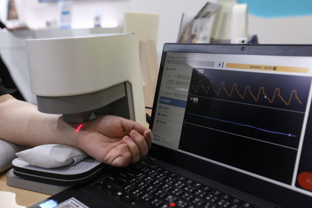 BG真人耘康脈象檢測系統透過電腦精準控制升降系統，還原中醫師三指把脈過程的舉、按、尋手法，將脈象感受轉化成數據，未來可結合大數據分析，實現智慧醫療及準確性
